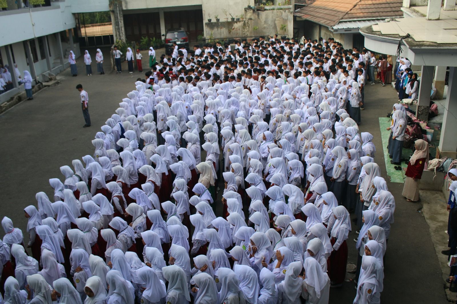 Upacara Pembukaan Gabungan MPLS Yayasan Islam Al-Husaeni Lebakbiru Tahun Pelajaran 2026/2027 Berlangsung Khidmat